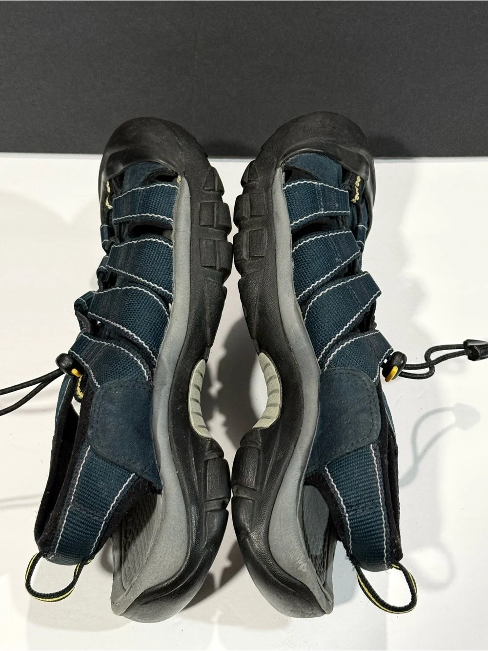 Keen sandals for men’s, closed toe, navy and black color, sz 9